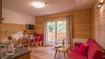 Appartamento familiare, balcone, vista giardino | Area soggiorno