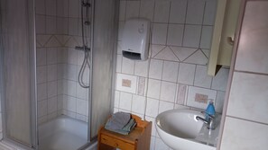 Dusj, håndklær, såpe og toalettpapir