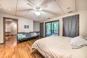 Desk, iron/ironing board, Internet, bed sheets - Lake Shelbyville Retreat! Cabin 1 Mi to Water (Shelbyville)