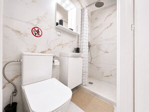 Hårtørrer, håndklæder, Sæbe, Toiletpapir