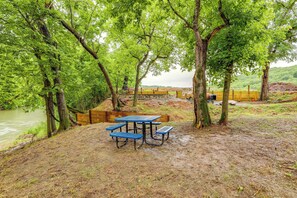 Outdoor dining - 2-Studio Retreat on White River w/ Swimming Hole (Mountain View)