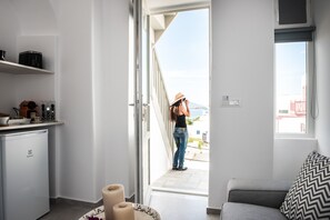 Um interior moderno com cozinha, área de jantar e varanda com vista.