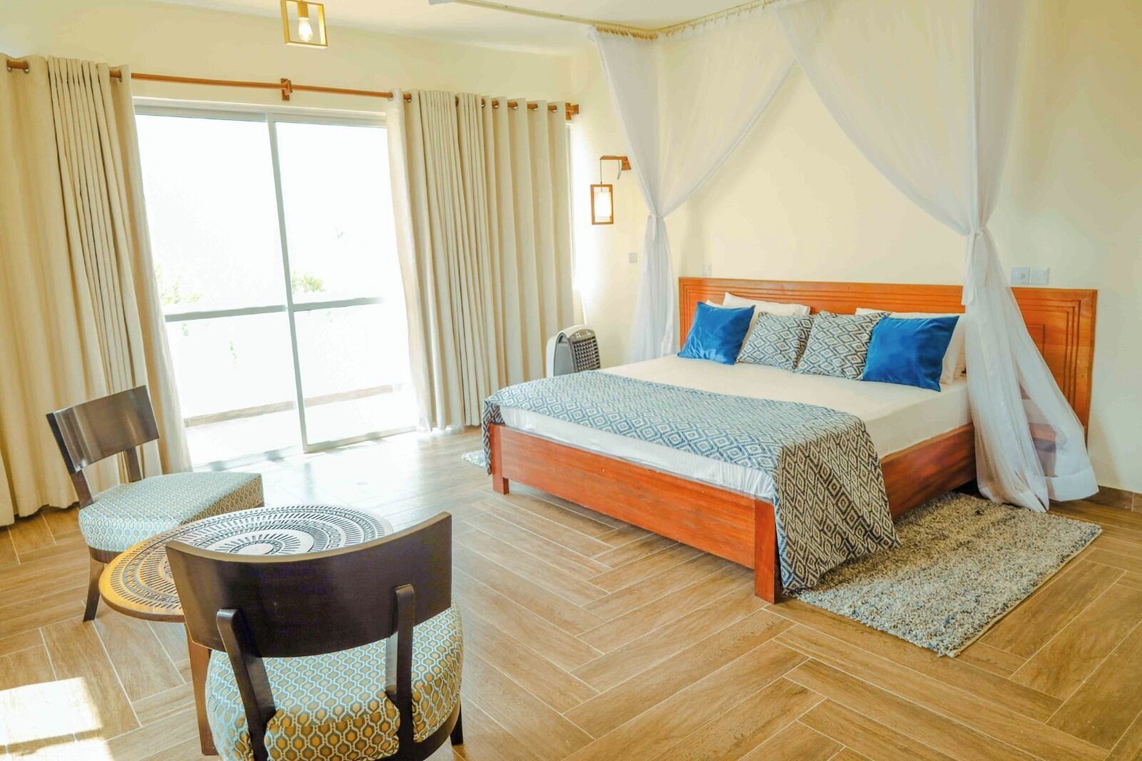 5 bedrooms, iron/ironing board, internet, bed sheets