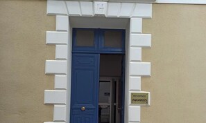 A blue door with a sign reading 'RESIDENCE AQUARIUS' and a white wall with a textured finish. - Very pretty studio 100 meters from the main beach and pedestrian streets. (Les Sables-d'Olonne)