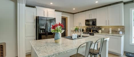 Fridge, microwave, stovetop, dishwasher
