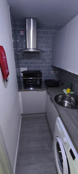 Fridge, microwave, oven, stovetop - Bright & Stylish Studio Flat (Springfield)