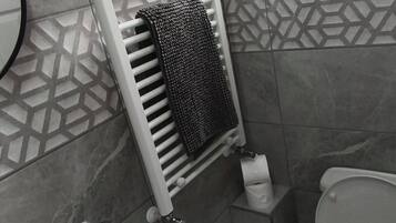 Dusche, Haartrockner, Handtücher
