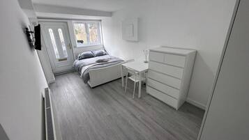 Iron/ironing board, internet, bed sheets