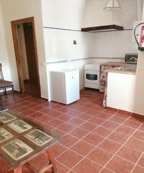 Fridge, microwave, oven, stovetop - Modern Holiday Rental for Two Guests (Membrio, Cáceres)