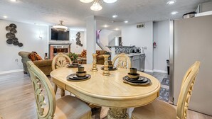 A dining area with a wooden table, chairs, and a chandelier. - 3BR Townhome Near Downtown Decatur (Decatur)