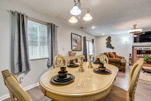 Dining - Private Patio w/ Seating! Pet-Friendly Decatur Gem (Decatur)