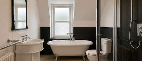 Douche, séchoir à cheveux, serviettes fournies