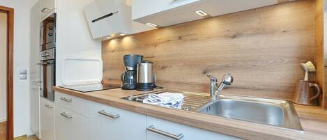 Réfrigérateur, four à micro-ondes, un four, surface de cuisson
