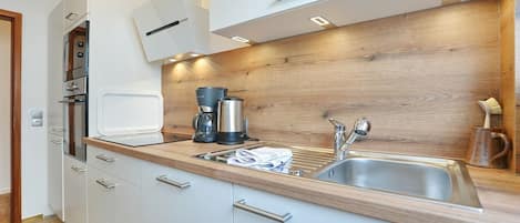 Réfrigérateur, four à micro-ondes, un four, surface de cuisson