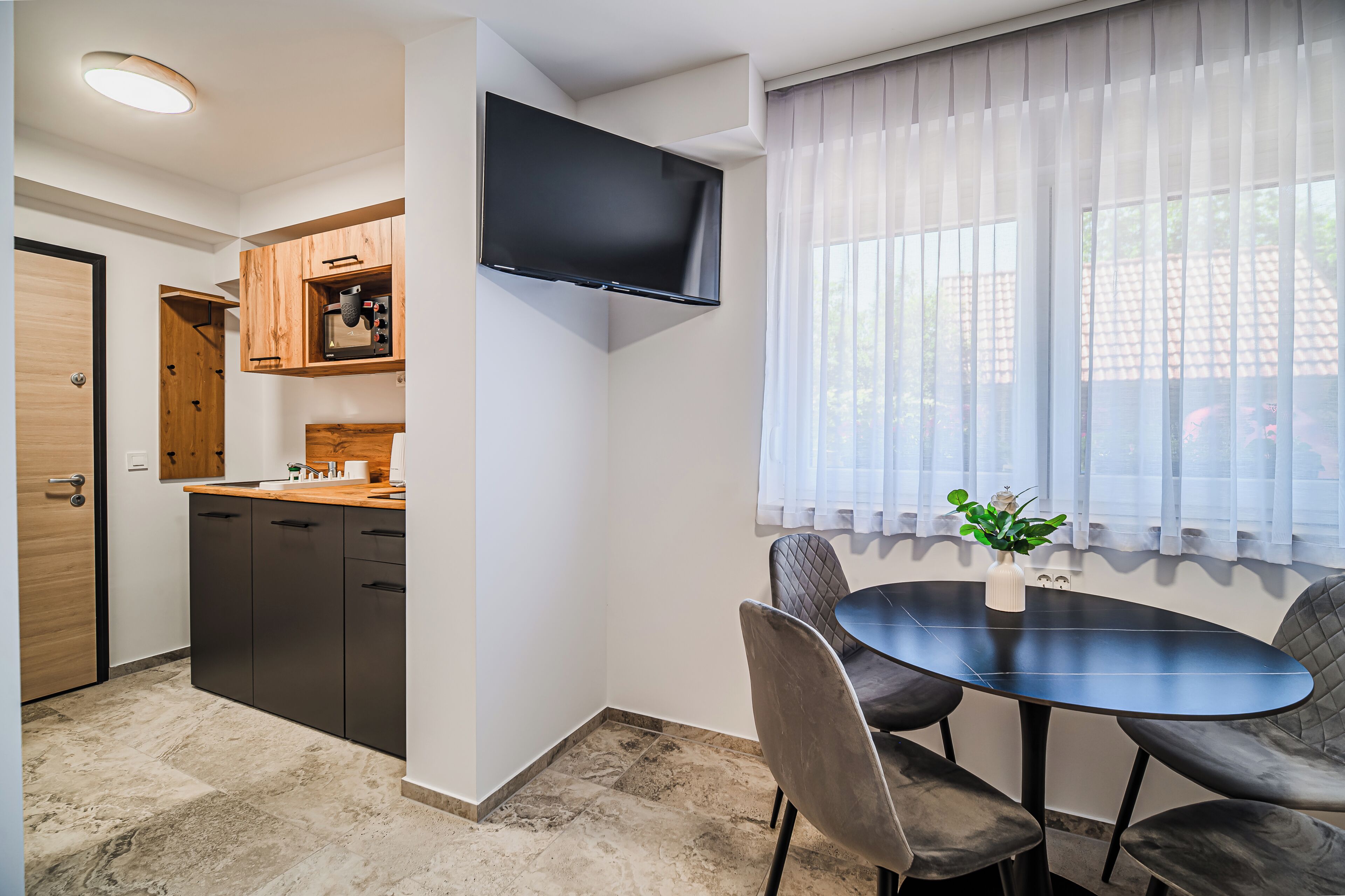 Deluxe Studio, Garden View | Dining