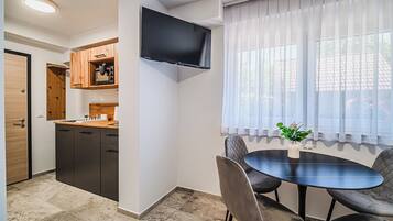 Deluxe Studio, Garden View | Dining