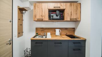 Deluxe Studio, Garden View | Private kitchen