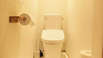 Apartment (801) | Bathroom | Combined shower/tub, free toiletries, hair dryer, slippers