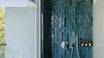 Executive tweepersoonskamer, 1 slaapkamer, niet-roken, privébadkamer | Badkamer | Een haardroger, handdoeken, zeep, shampoo