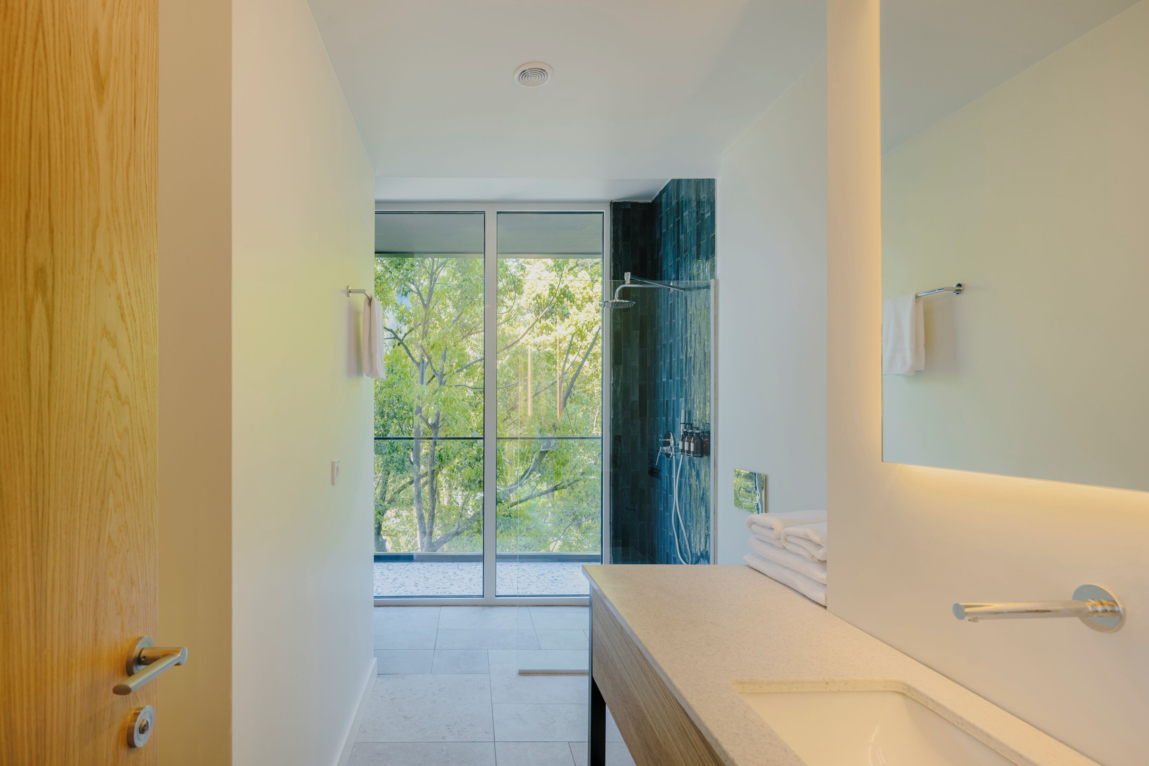Executive Room | Bathroom | Hair dryer, towels, soap, shampoo