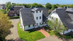 A residential area with houses featuring steep roofs and a well-maintained lawn. - Conwind 2 - House Conwind. - Apartment 2 (78 m²). In Keitum for up to 4 people (Sylt)