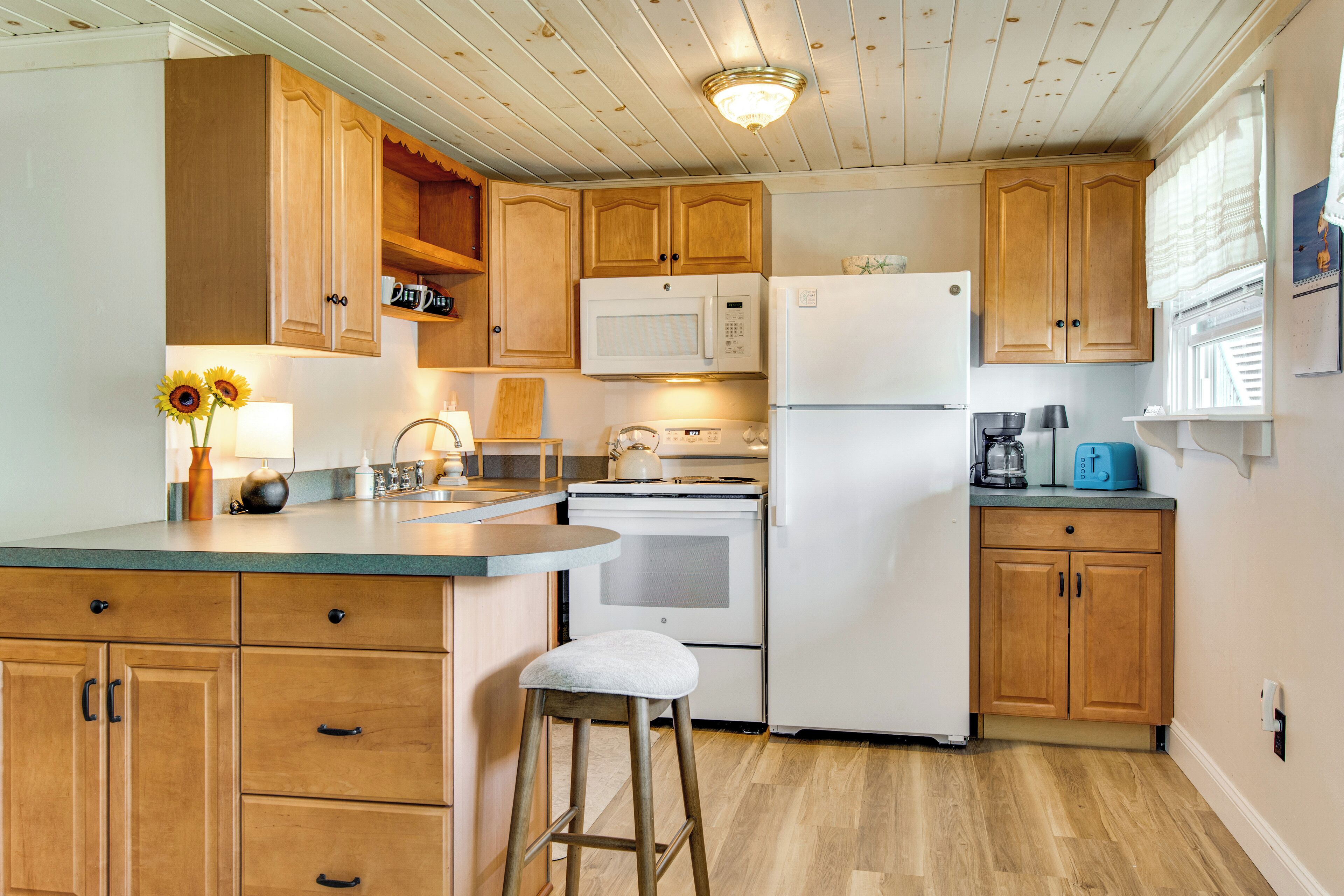 Coffee/tea maker, fridge, microwave, stovetop