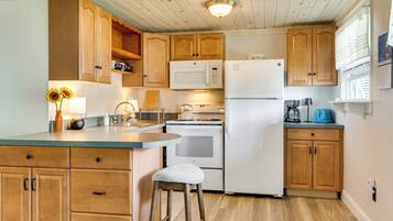 Coffee/tea maker, fridge, microwave, stovetop