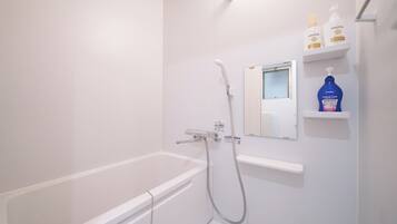Apartamento | Banheiro | Chuveiro/banheira combinados, secador de cabelo, chinelos
