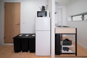 Apartamento | Cozinha privada | Geladeira, micro-ondas, cooktop, talheres/pratos/utensílios de cozinha