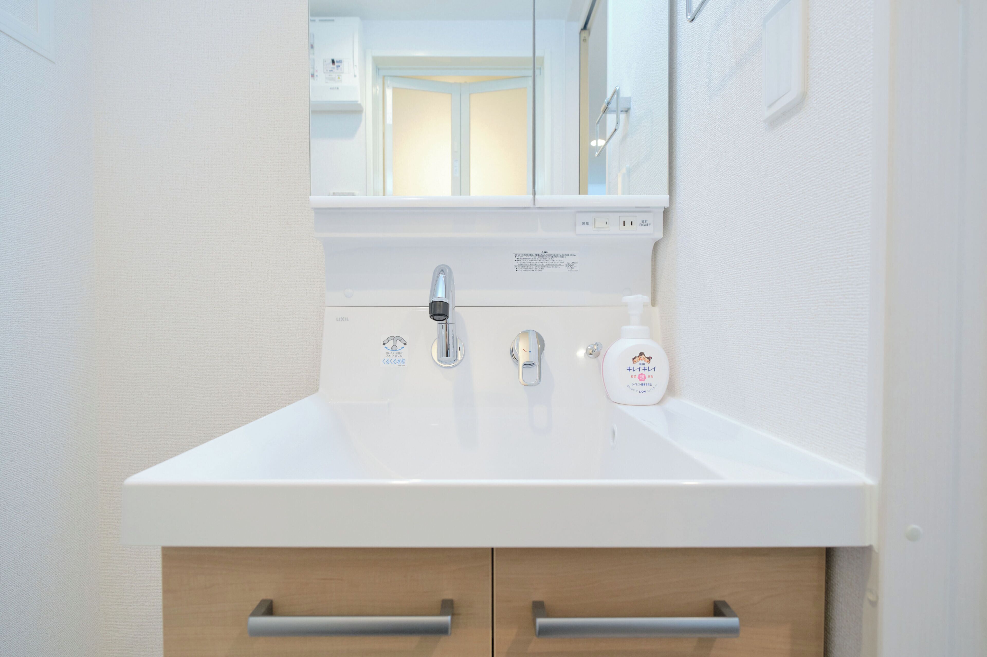 Combined shower/tub, free toiletries, hair dryer, slippers