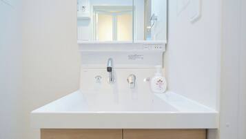 Combined shower/tub, free toiletries, hair dryer, slippers