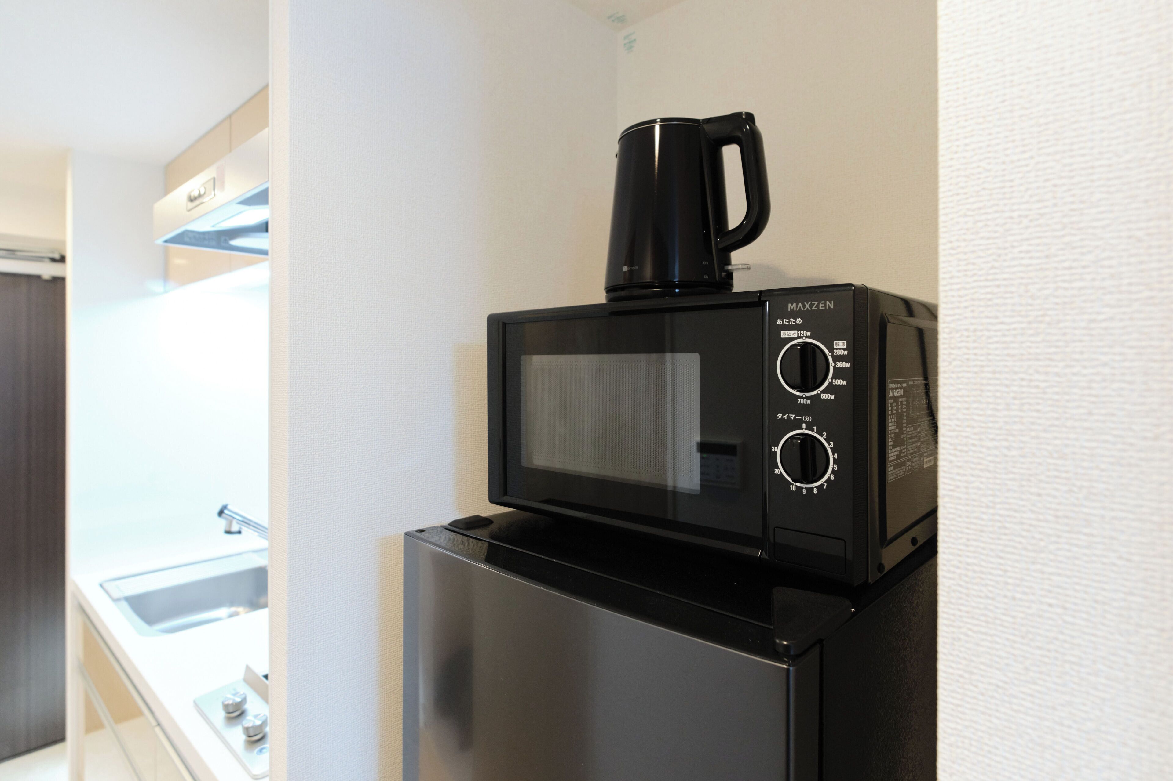 冷蔵庫、電子レンジ、コンロ、調理器具と食器