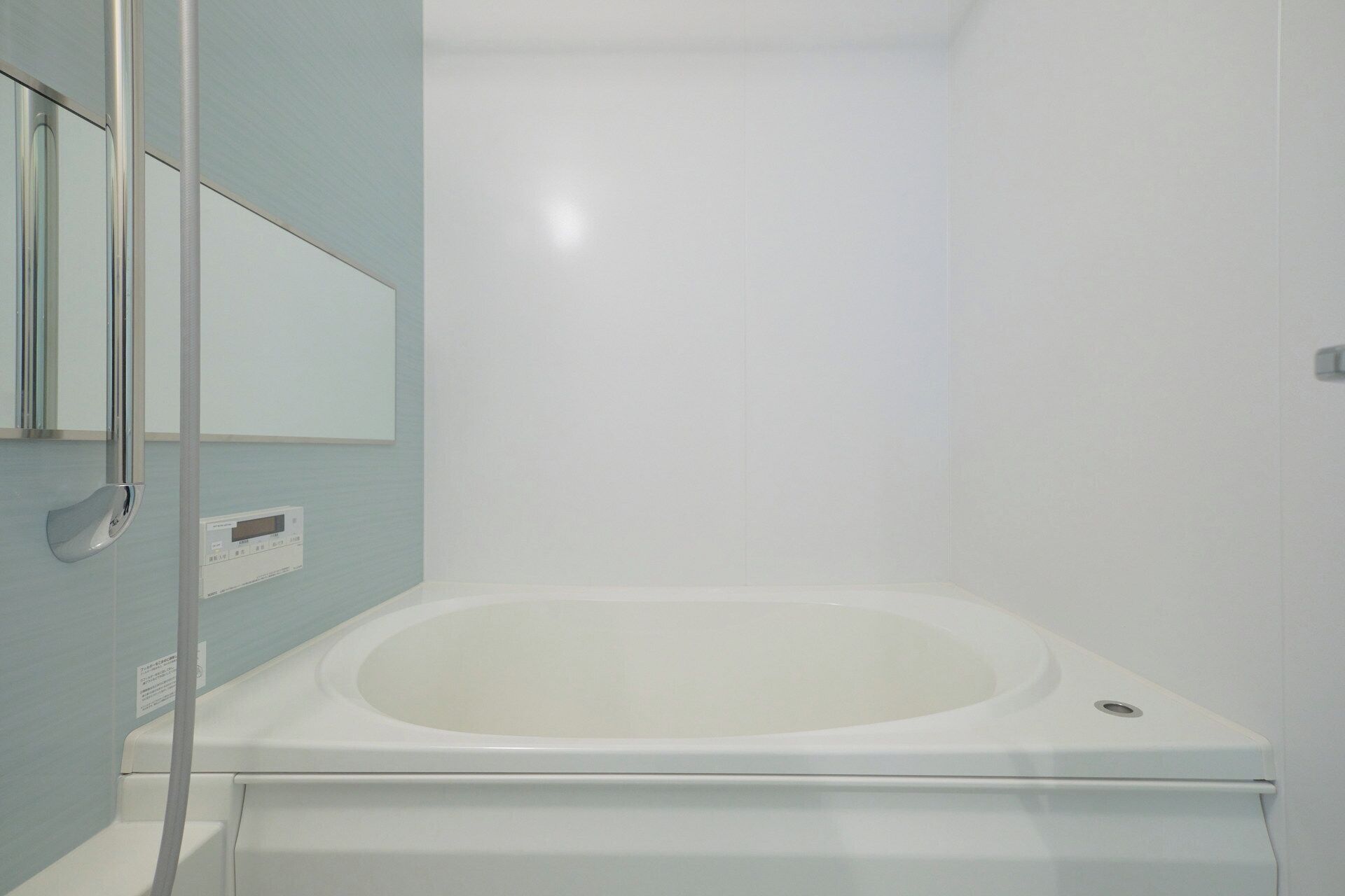 Ensemble douche/baignoire, sèche-cheveux, chaussons, serviettes fournies