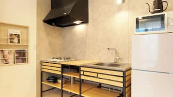 Apartment, Non Smoking (101) | Private kitchen | Fridge, microwave, stovetop, cookware/dishes/utensils