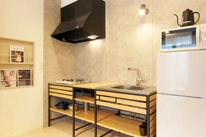 Apartemen, Bebas Asap Rokok (101) | Dapur pribadi | Lemari es, microwave, kompor, dan peralatan masak/sendok-piring