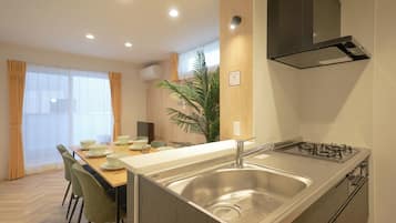 Fridge, microwave, stovetop, cookware/dishes/utensils