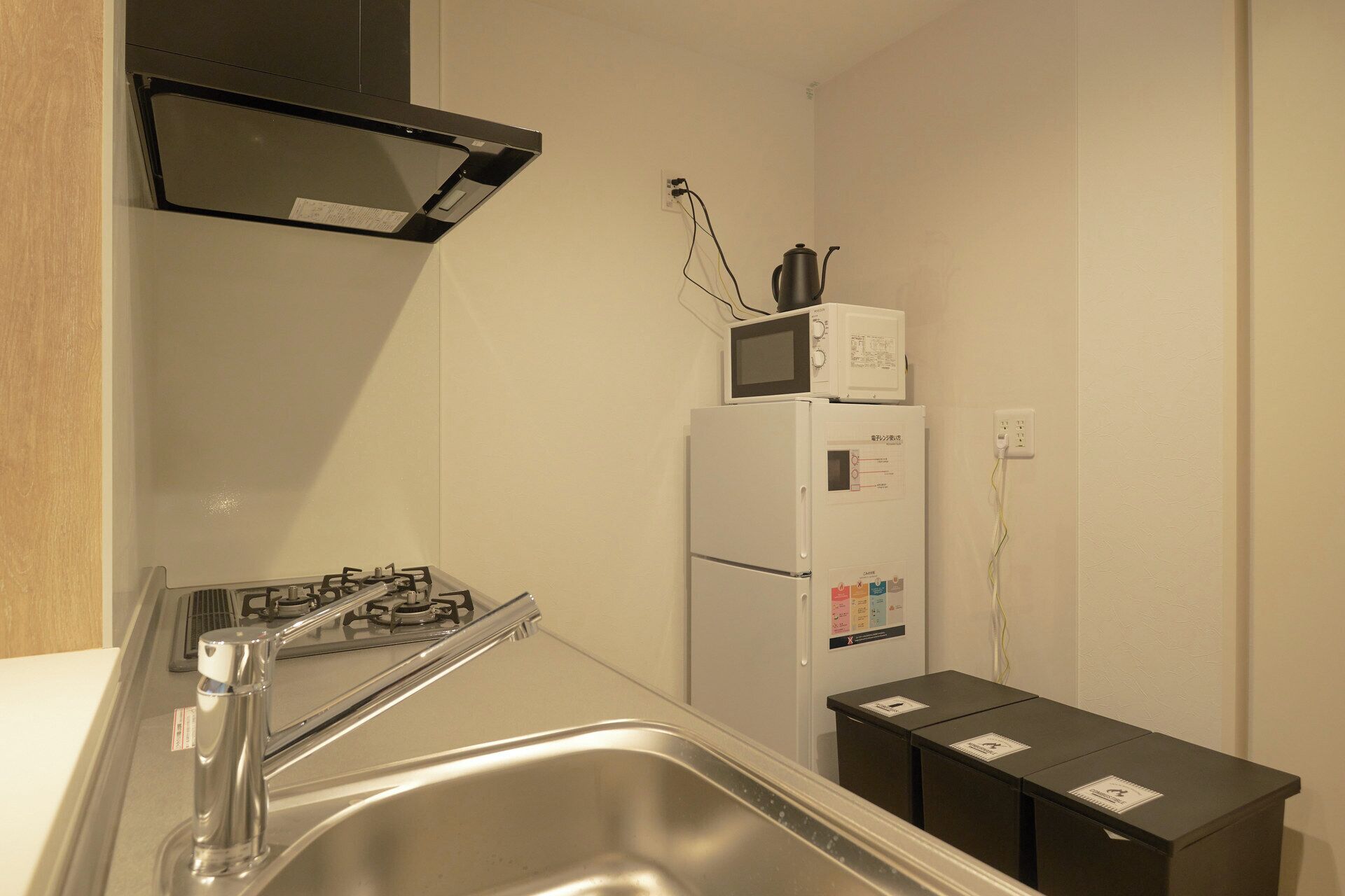 Frigorífico, microondas, placa de cocina y utensilios de cocina