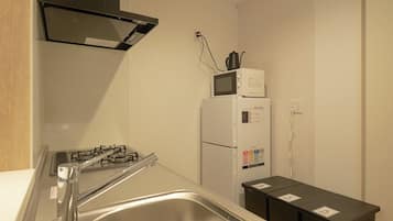 Frigorífico, microondas, placa de cocina y utensilios de cocina