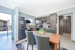 Eine moderne Küche mit Einbauofen, Kühlschrank und Holzausstattung.
