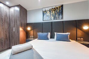 Iron/ironing board, Internet, bed sheets