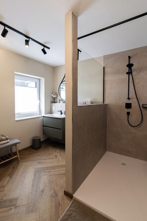 Hair dryer, towels, soap, toilet paper - Vrbo Property (Bremm)