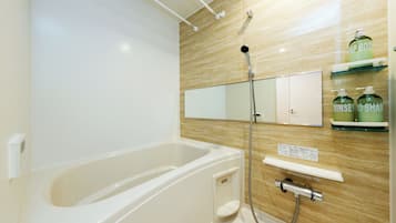 Apartament (202) | Bany | Combinació de dutxa i banyera, assecador de cabells i sabatilles