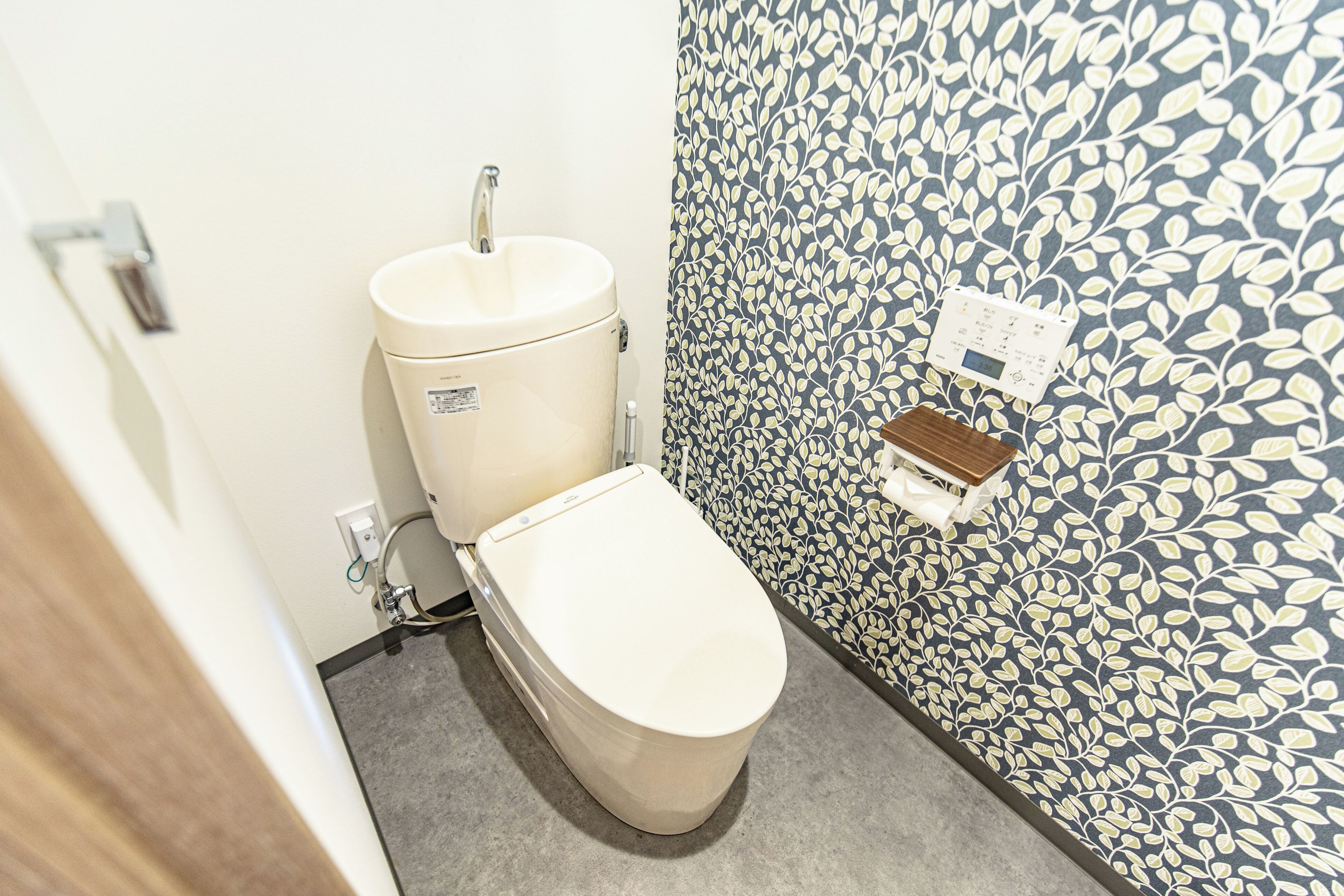 Ensemble douche/baignoire, sèche-cheveux, chaussons, serviettes fournies