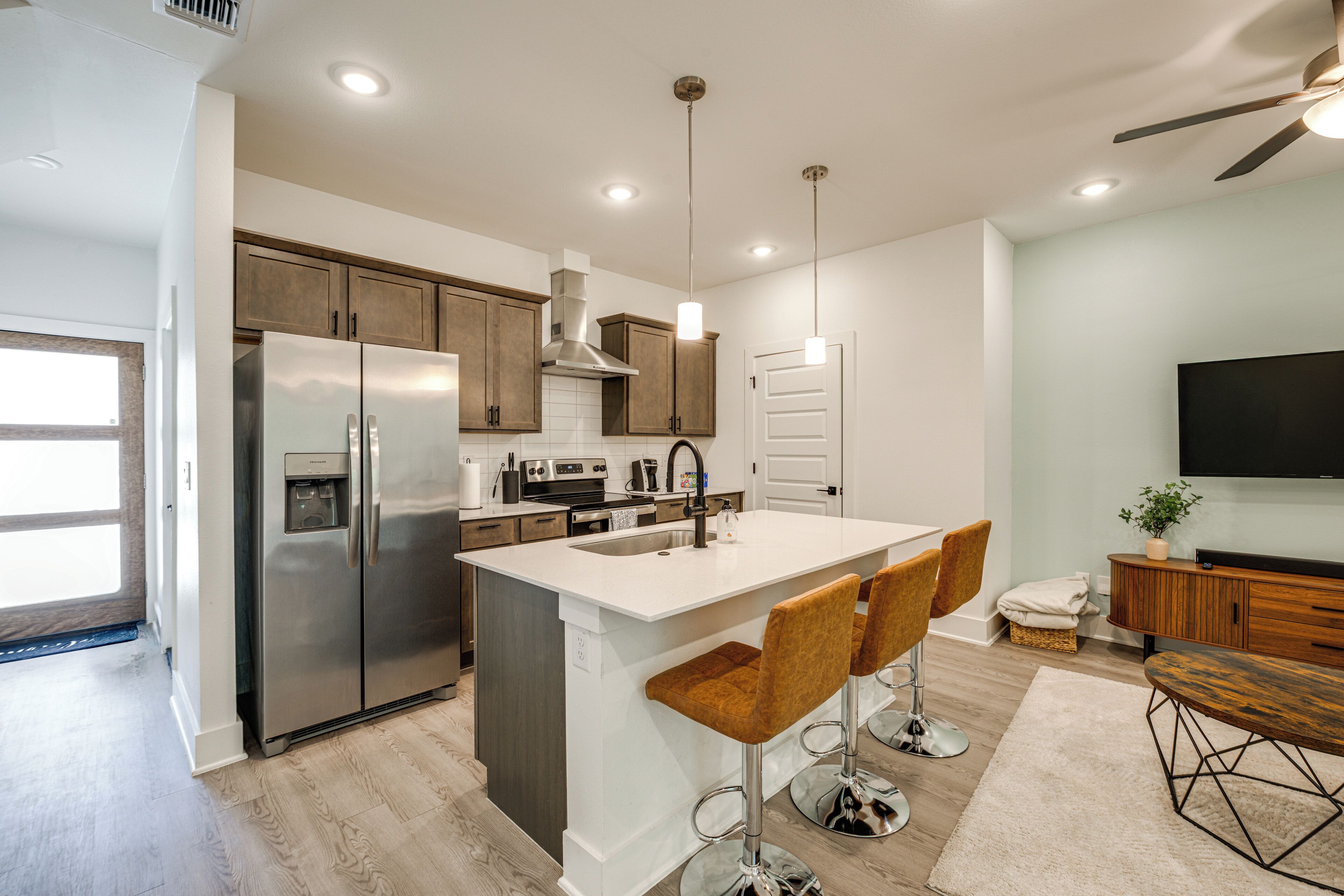 Fridge, microwave, stovetop, dishwasher