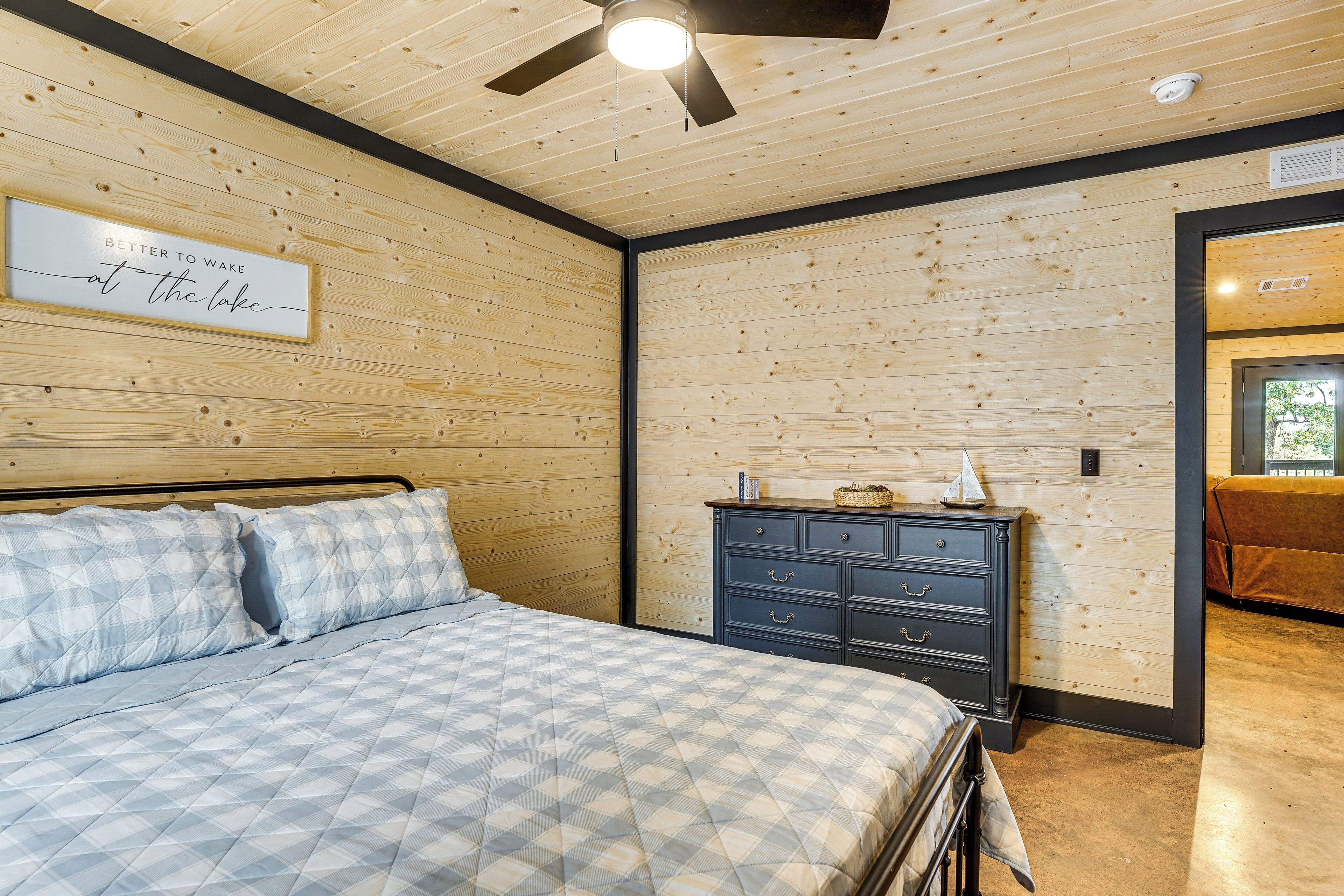 3 bedrooms, desk, internet, bed sheets