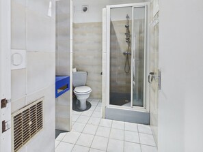 Shower, hair dryer, toilet paper - Vrbo Property (Mervent)