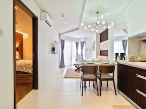 Eine moderne Wohnung mit Essbereich, Küche und Schlafzimmer.
