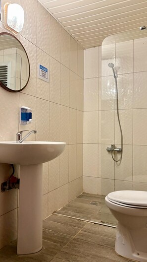 Bathroom - Economy double room with shared bathroom (Muratpasa)