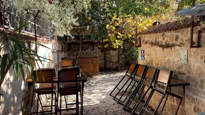 Outdoor dining - Economy double room with shared bathroom (Muratpasa)