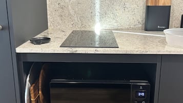 Chalet rustique luxueux, vue sur la vallée | Cuisine privée | Mini-réfrigérateur, four à micro-ondes, surface de cuisson